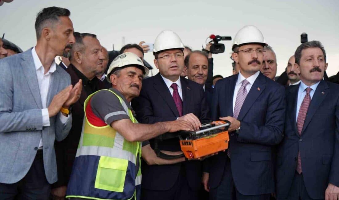 Yargının İşleyişini Kolaylaştıracak Yerli Yazılım ve Yapay Zeka Projeleri Yolda Adalet Bakanı Yılmaz Tunç, Samsun'da Adli Tıp Binası açılışında yapay