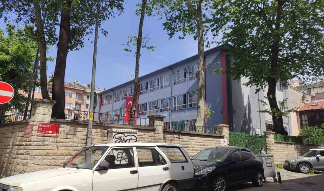Bakırköy'deki bir ilkokulun tuvaletinde havalandırma aparatında çıkan yangın, itfaiye ve
