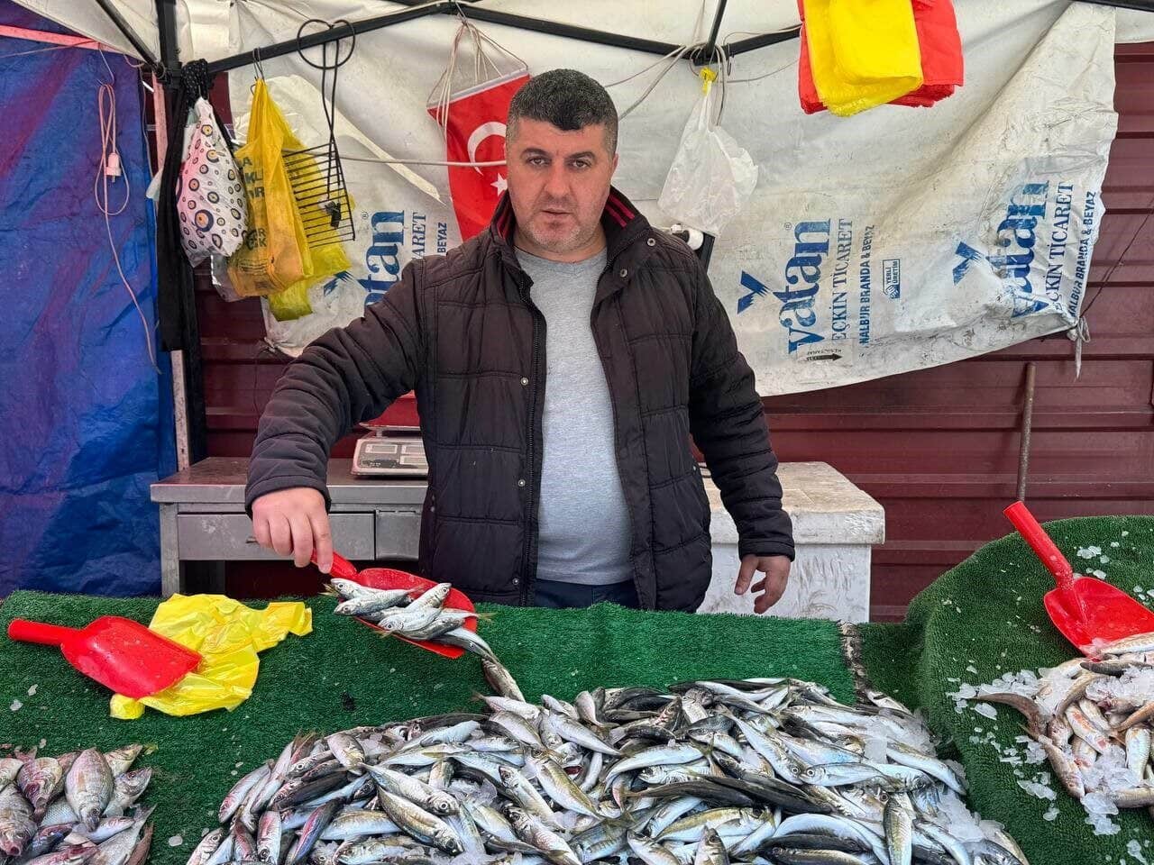Zonguldak'ta balıkçı Oktay Ertürk, balık sezonu sona ermiş olmasına rağmen