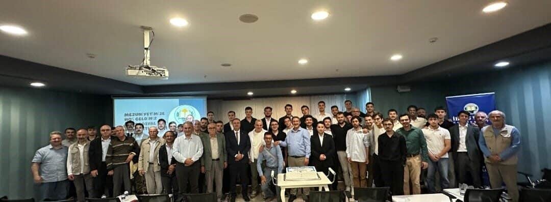 Balıkesir'deki Mehmet Darende İhlas Öğrenci Yurdu, 2025 dönem mezunlarını vermenin