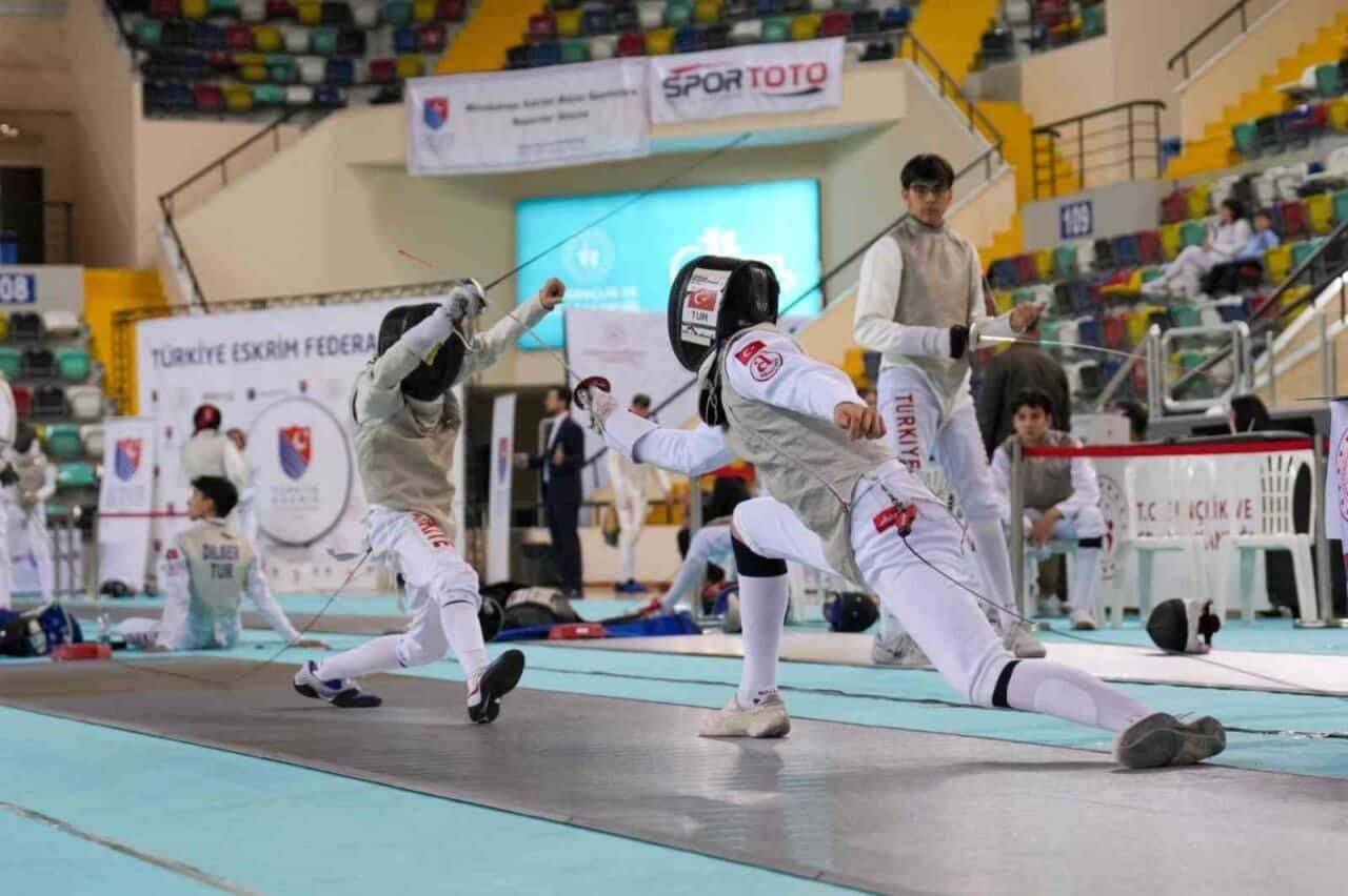 Balıkesir, Yıldızlar U17-Gençler-Büyükler Flöre Açık Turnuvası'na ev sahipliği yaparak eskrim