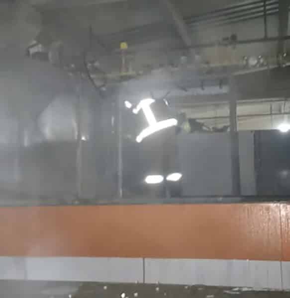 Bandırma’daki traktör fabrikasında çıkan yangın itfaiye ekiplerince söndürüldü, maddi hasar meydana geldi. Balıkesir'in Bandırma ilçesindeki bir traktör fabrikasında çıkan yangın, boya kazanı