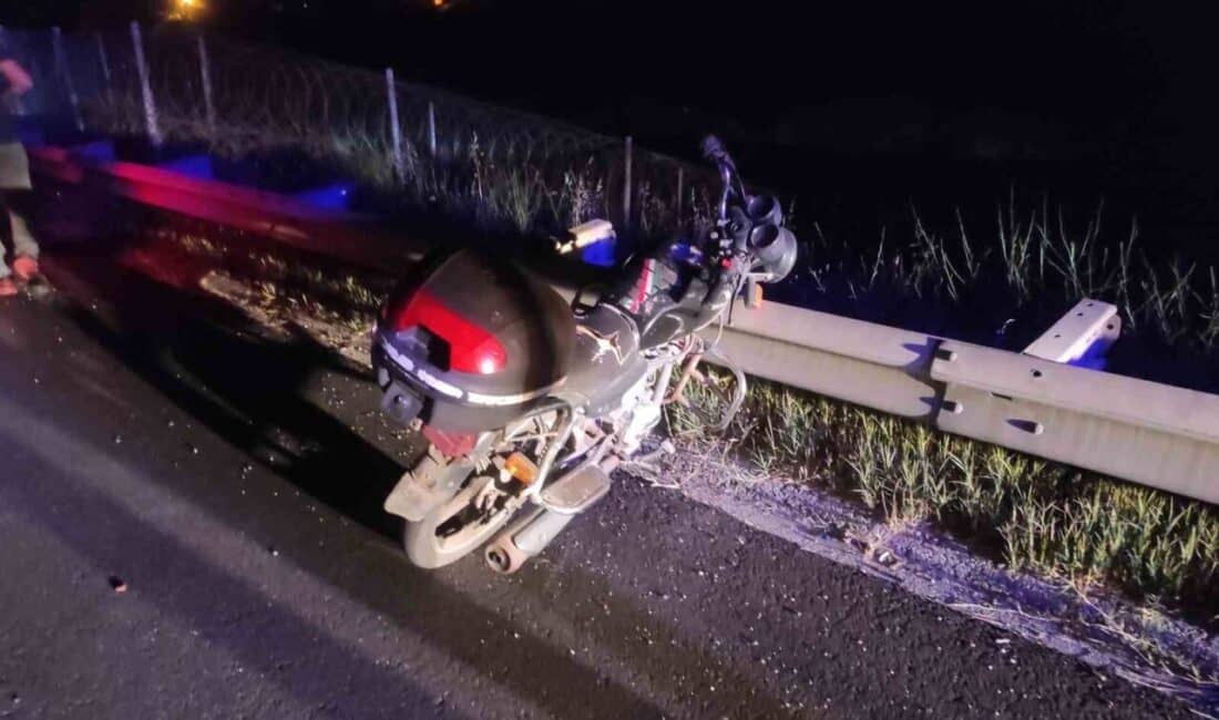 Aydın-Muğla Karayolu'nda trafik devriye ekipleri, bariyerlere sıkışmış bir plakasız motosiklet