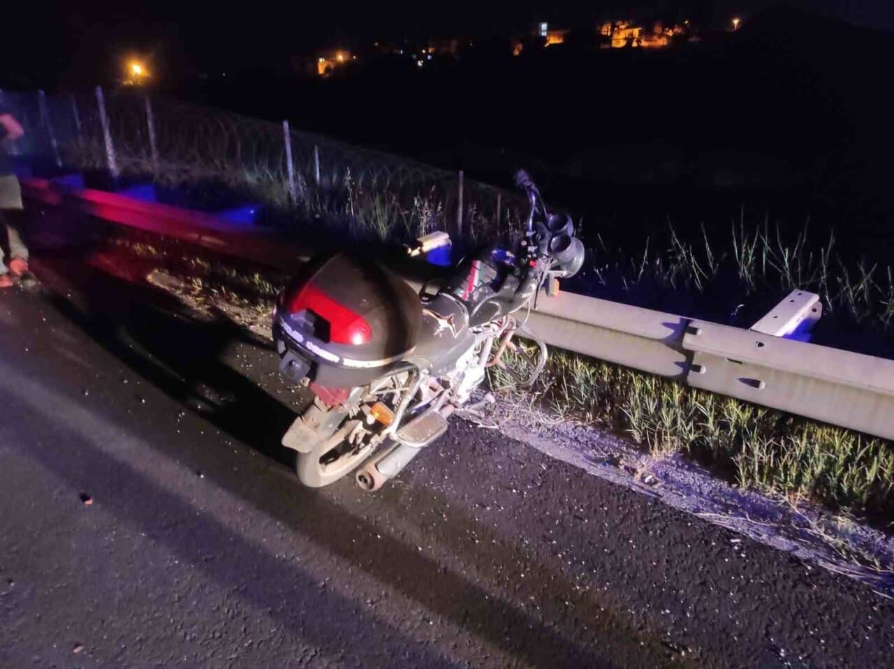 Aydın-Muğla Karayolu'nda trafik devriye ekipleri, bariyerlere sıkışmış bir plakasız motosiklet