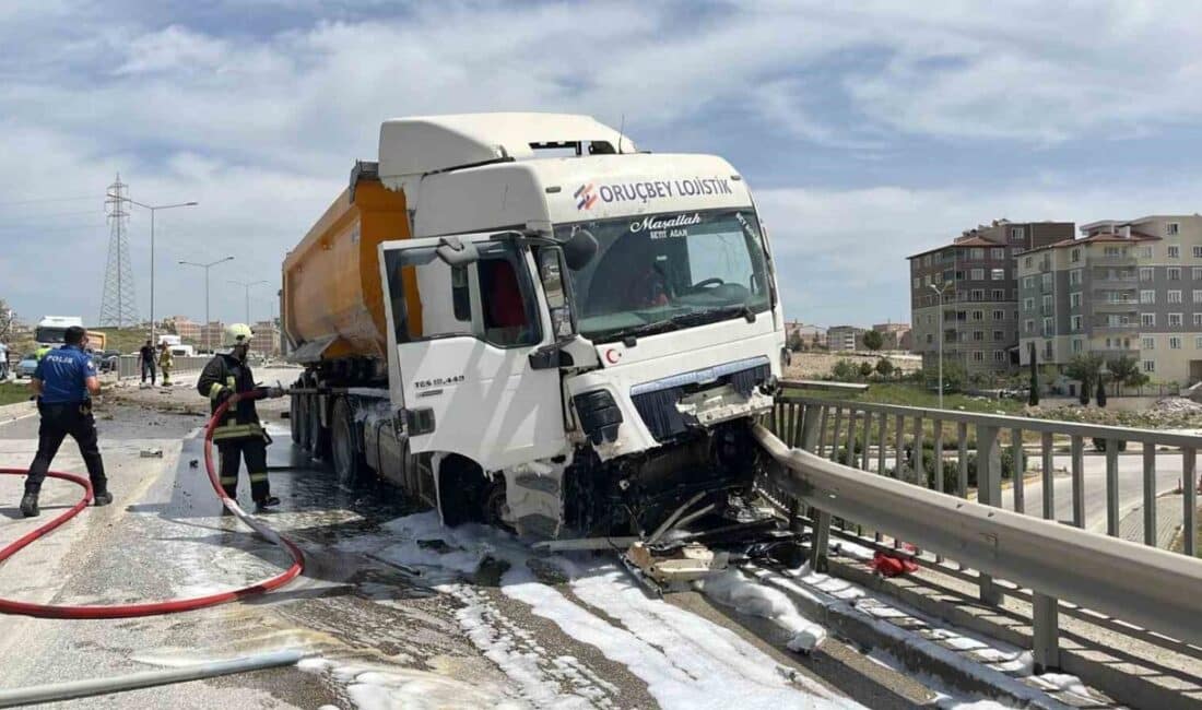 Hatay’da kazaya karışan hafriyat kamyonu, orta bariyeri aşarak üst geçidin bariyerine çarptı. Hatay'da Oruçbey Lojistik'e ait hafriyat kamyonu, sürücüsünün direksiyon hakimiyetini kaybetmesi