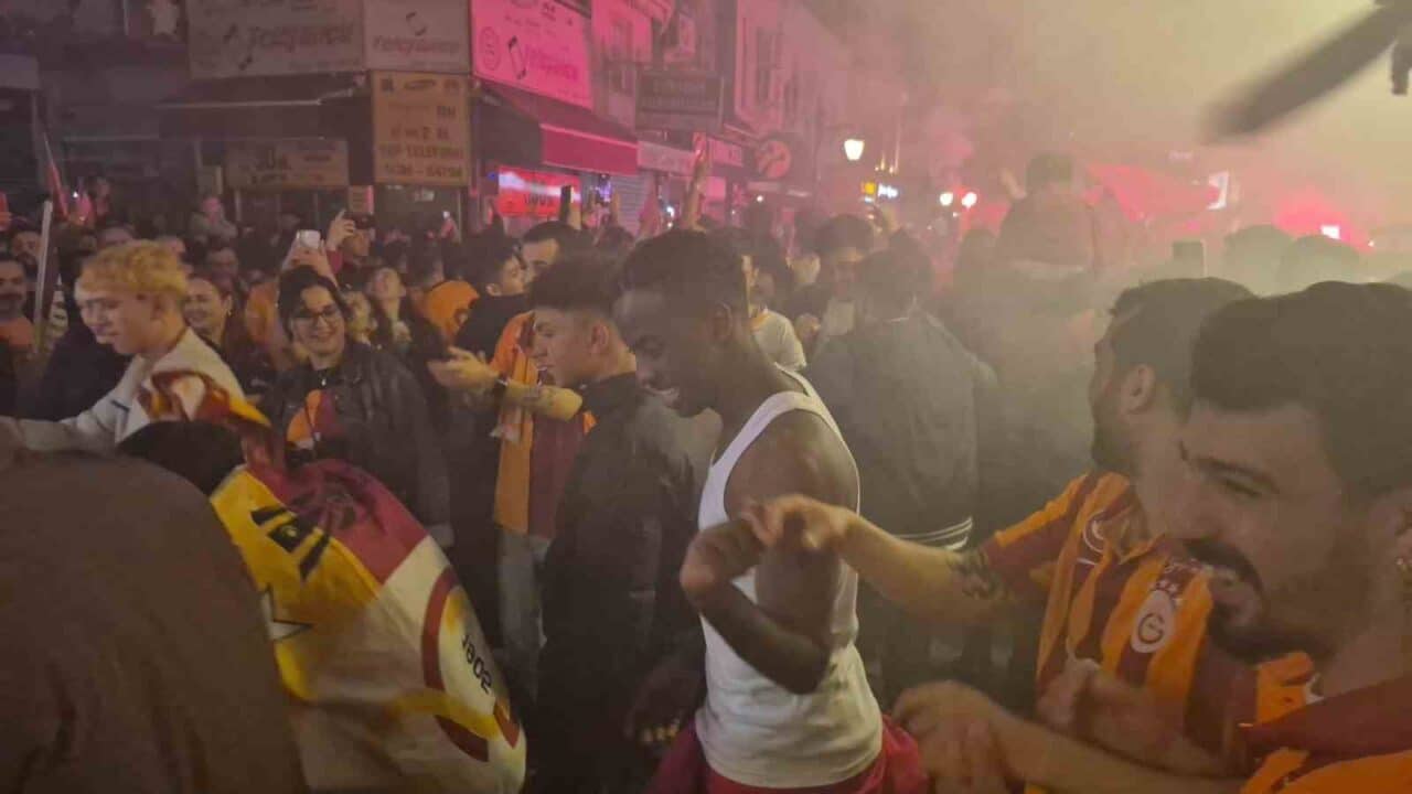 Bartın'da Galatasaray taraftarları, Süper Lig şampiyonluğunu kutladı. Fernando Muslera'nın penaltı