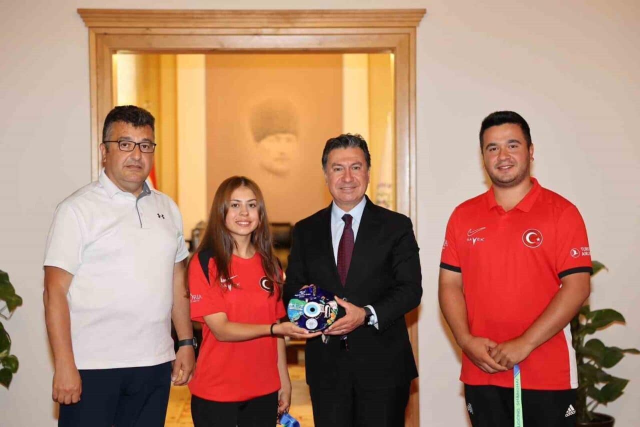 Muğla Büyükşehir Belediyesi Spor Kulübü'nün okçuları Hazal Burun ve Emircan