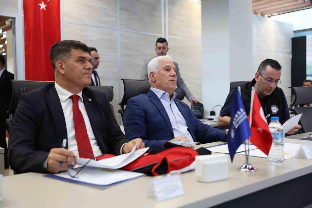 Bursa Büyükşehir Belediye Başkanı Mustafa Bozbey, BURULAŞ çalışanlarının tekliften memnun