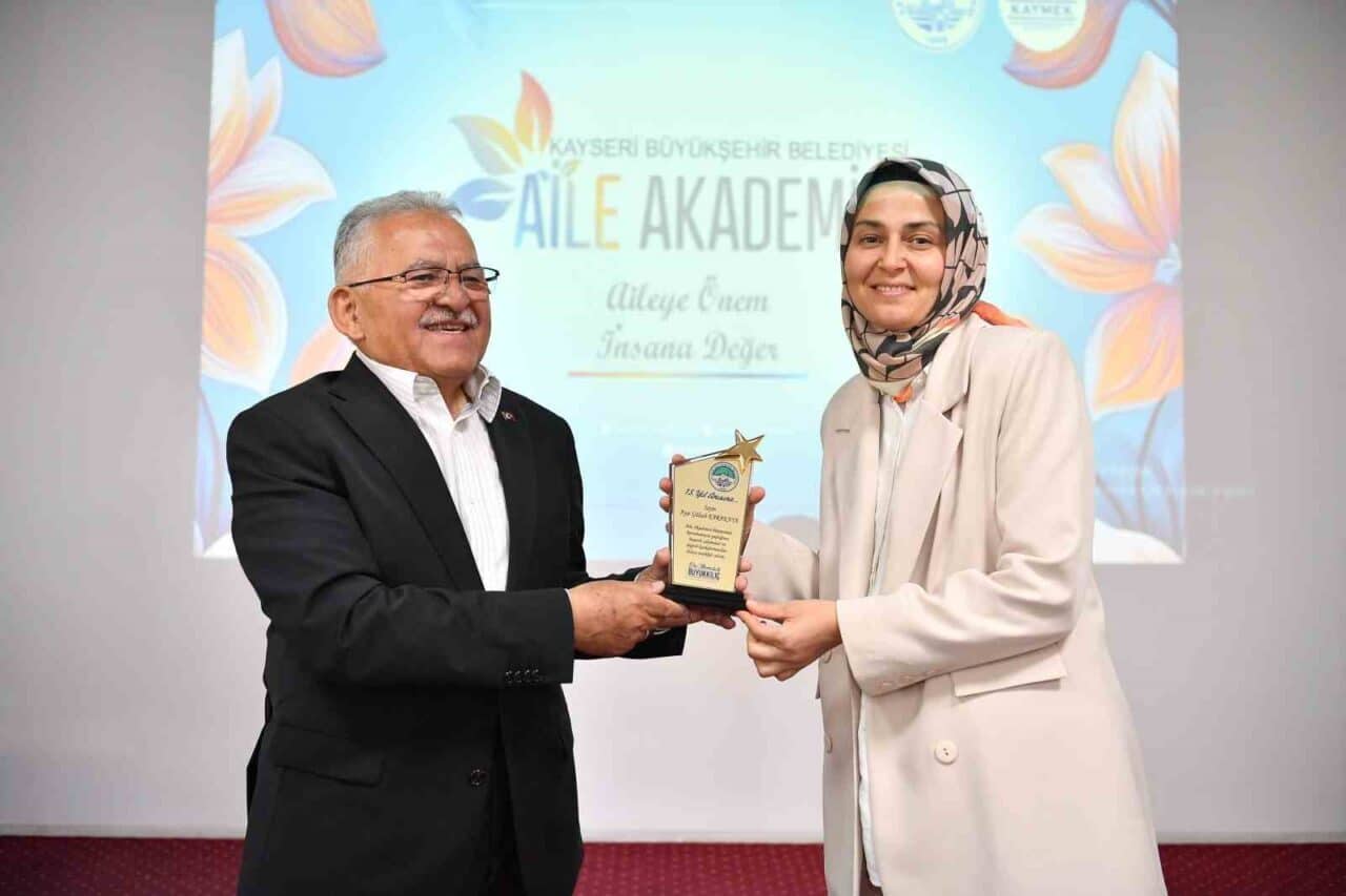 Kayseri Büyükşehir Belediye Başkanı Dr. Memduh Büyükkılıç, Aile Akademisi'nin çalışmalarını