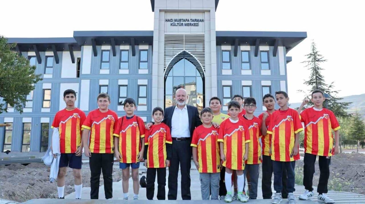 Kocasinan Belediye Başkanı Ahmet Çolakbayrakdar, Hacı Mustafa Tarman Kültür Merkezi'nde