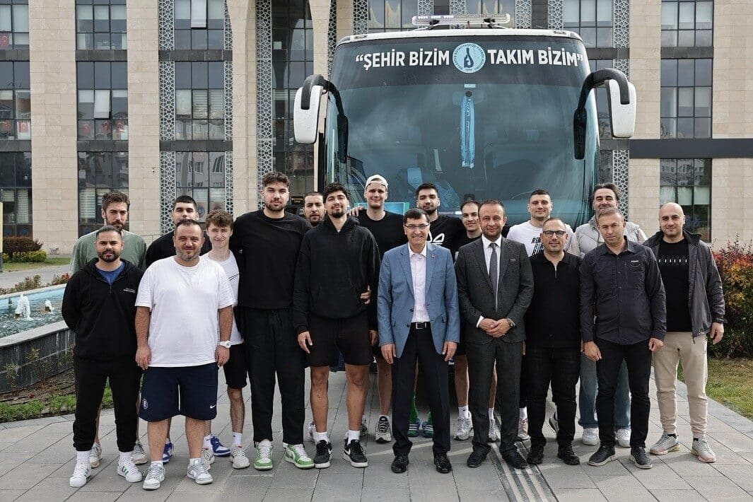 Kütahya Belediye Başkanı Eyüp Kahveci, Kütahya Belediyespor Erkek Basketbol Takımı’nı