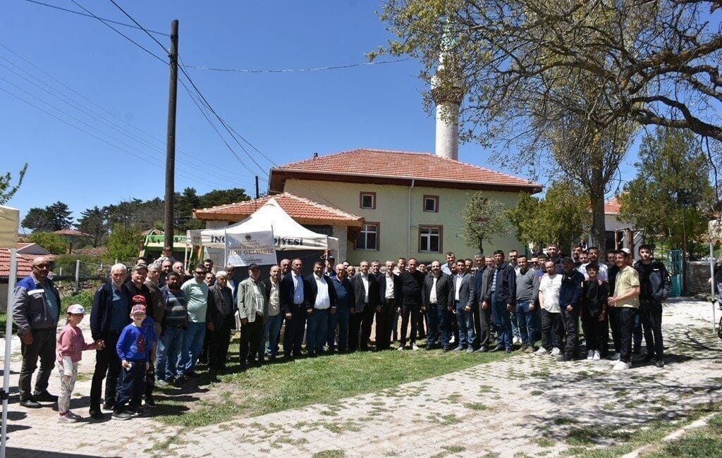 Eskişehir’de yağmur duası için bir araya gelen mahalle sakinleri ve İnönü Belediye Başkanı’nın katılımıyla etkinlik düzenlendi. Eskişehir'in Seyitali ve Dereyalak Mahalleleri'nde yağmur duası, İnönü Belediye Başkanı
