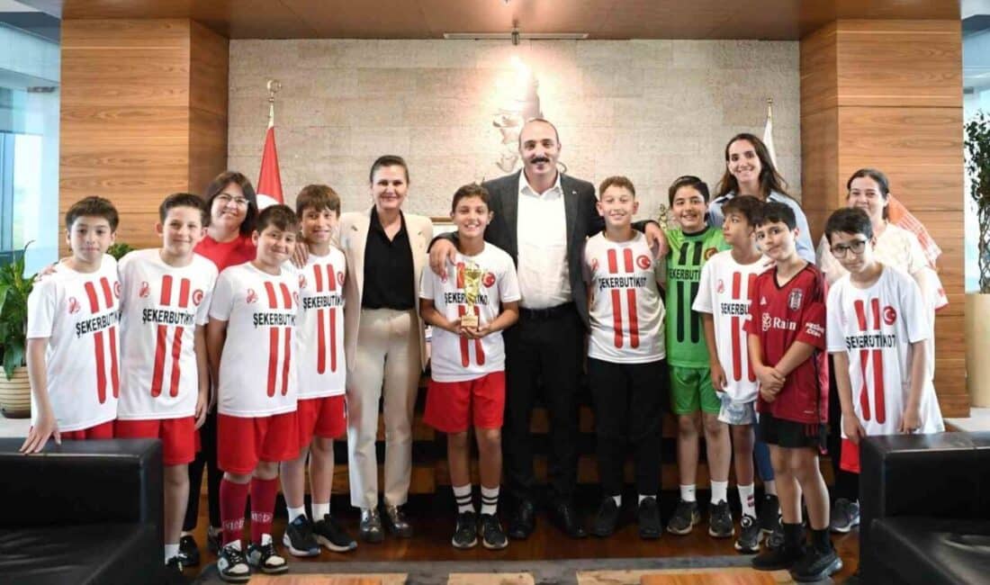 Konyaaltı Belediye Başkanı Cem Kotan, 23 Nisan Egemenlik Kupası şampiyonu