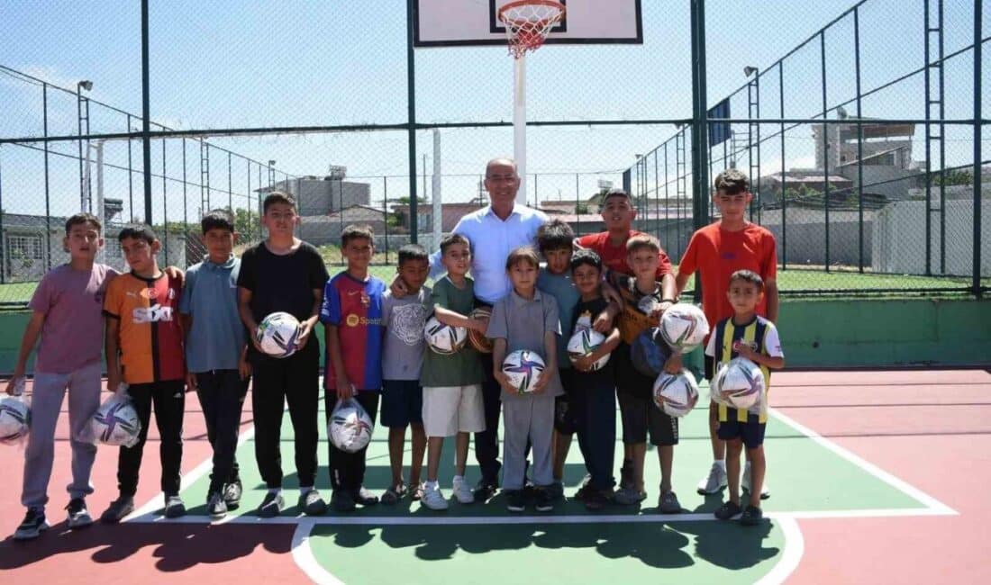 Antakya Belediye Başkanı İbrahim Naci Yapar, Akcurun Mahallesi'ndeki basketbol sahası