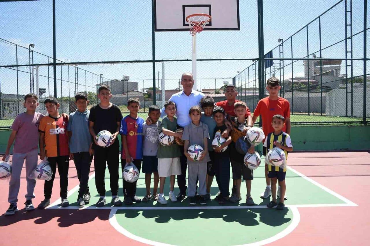 Antakya Belediye Başkanı İbrahim Naci Yapar, Akcurun Mahallesi'ndeki basketbol sahası