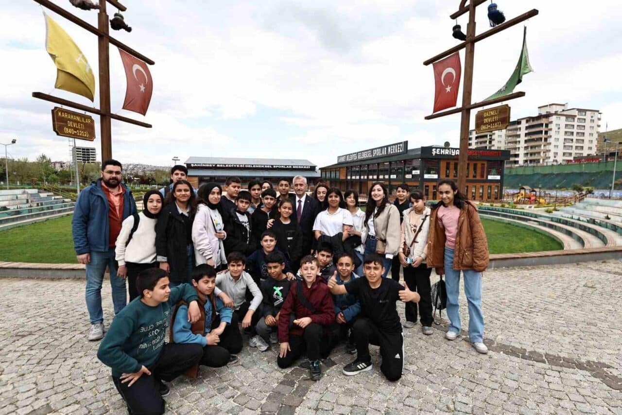 Şahinbey Belediye Başkanı Mehmet Tahmazoğlu, Geleneksel Sporlar Merkezi'nde gençlerle bir