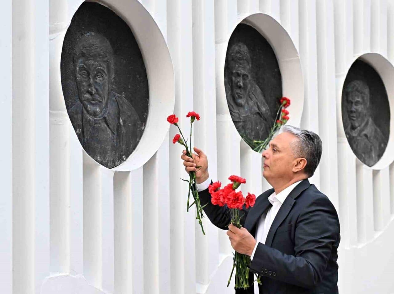 Antalya Muratpaşa Belediye Başkanı Ümit Uysal, 6 Mayıs'ta Üç Fidan