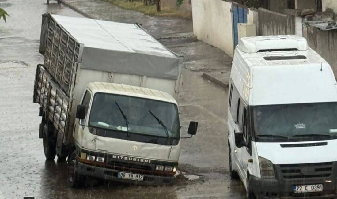 Batman'da Bağlar Mahallesi'ndeki altyapı çalışması tamamlanmadan yoğun yağışlar sonrası yolda