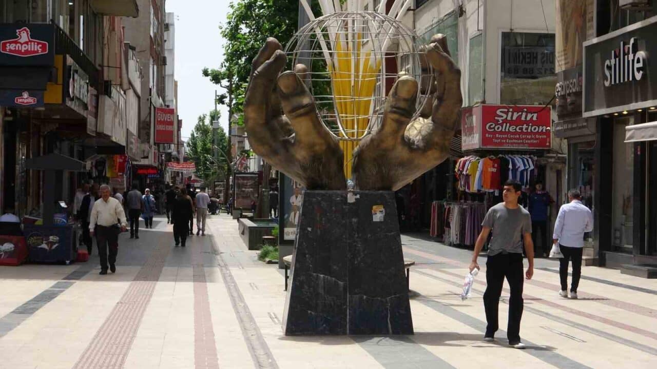 Batman'daki esnaflar, terörsüz Türkiye sürecinin ilerlemesini memnuniyetle karşılıyor. Sebahattin Billür,