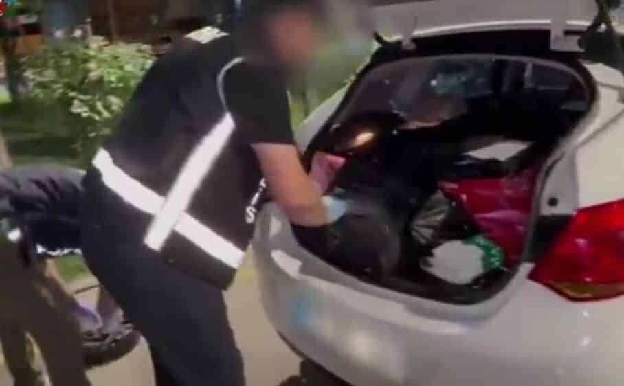 Batman’da durdurulan ticari araçta kaçak ürünler bulundu, 1 kişi adliyeye sevk edildi. Batman'da polis ekipleri, durdurulan bir hafif ticari araçta kaçak malzeme