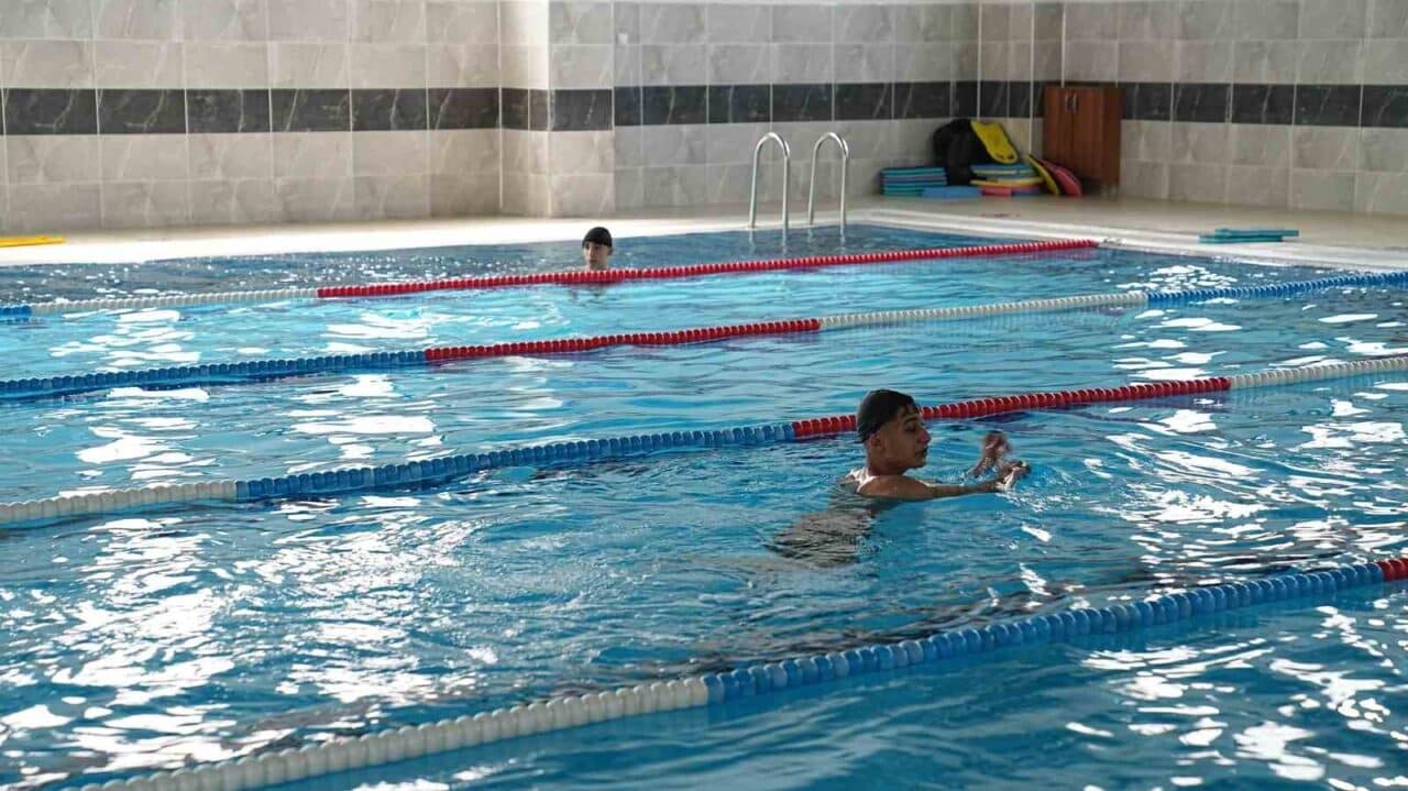 Battalgazi Belediyesi, Göztepe Yarı Olimpik Yüzme Havuzu'ndaki yaz dönemi yüzme