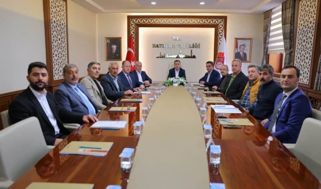 Bayburt’ta OSB Toplantısı: Vali Eldivan Yatırımcı İhtiyaçlarını ve Altyapıyı Gündeme Getirdi. Bayburt'ta Vali Mustafa Eldivan başkanlığında düzenlenen OSB Müteşebbis Heyeti Toplantısı'nda,