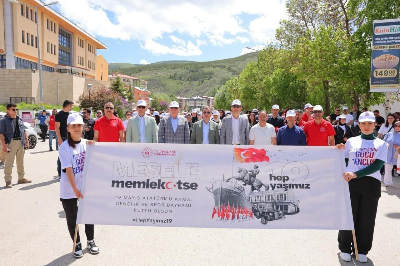 Bayburt'ta Gençlik Haftası dolayısıyla düzenlenen ‘Gençlik Yürüyüşü’, Gençlik ve Spor