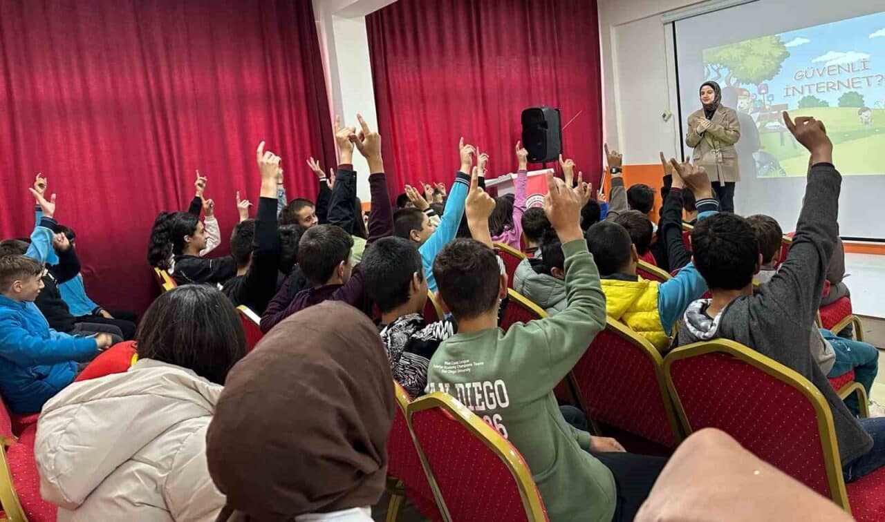 Bayburt'taki okullarda öğrencilere internetin güvenli ve bilinçli kullanımı üzerine eğitim