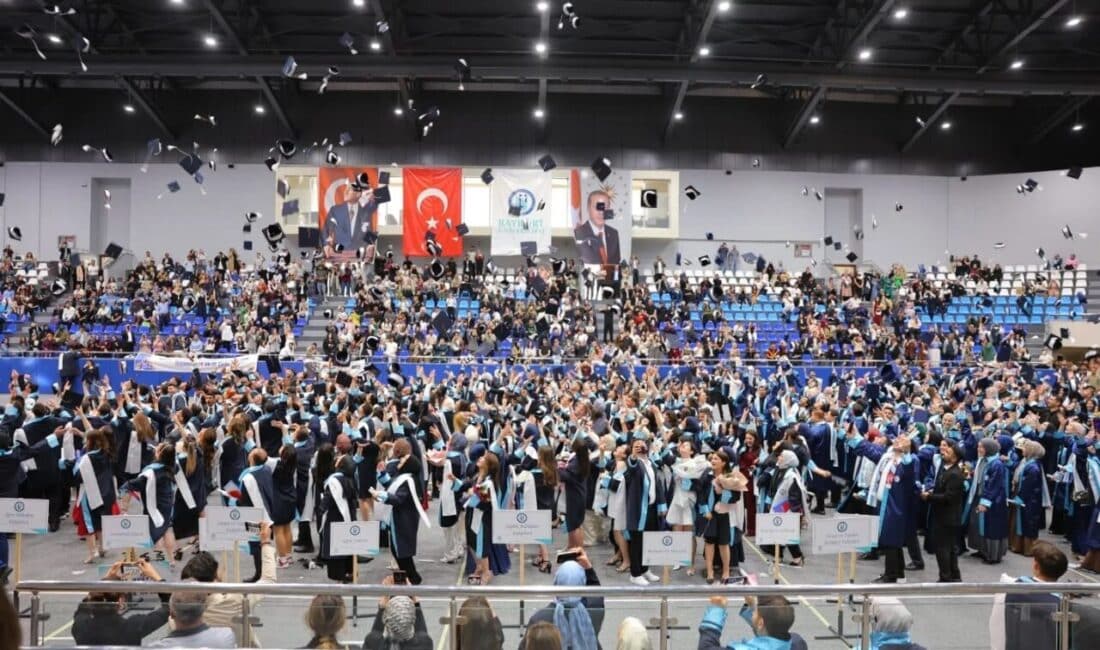 Bayburt Üniversitesi'nde 2024-2025 akademik yılı mezuniyet töreni gerçekleştirildi. Vali Mustafa