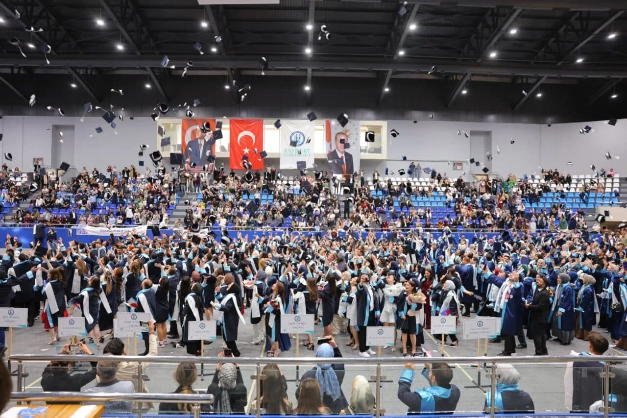 Bayburt Üniversitesi'nde 2024-2025 akademik yılı mezuniyet töreni gerçekleştirildi. Vali Mustafa