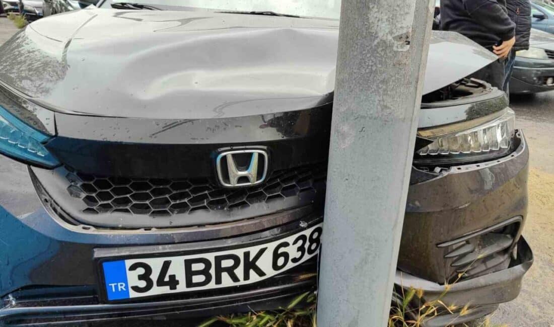Bayrampaşa’da yağmur nedeniyle kayganlaşan yolda kontrolünü kaybeden kepçe, park halindeki