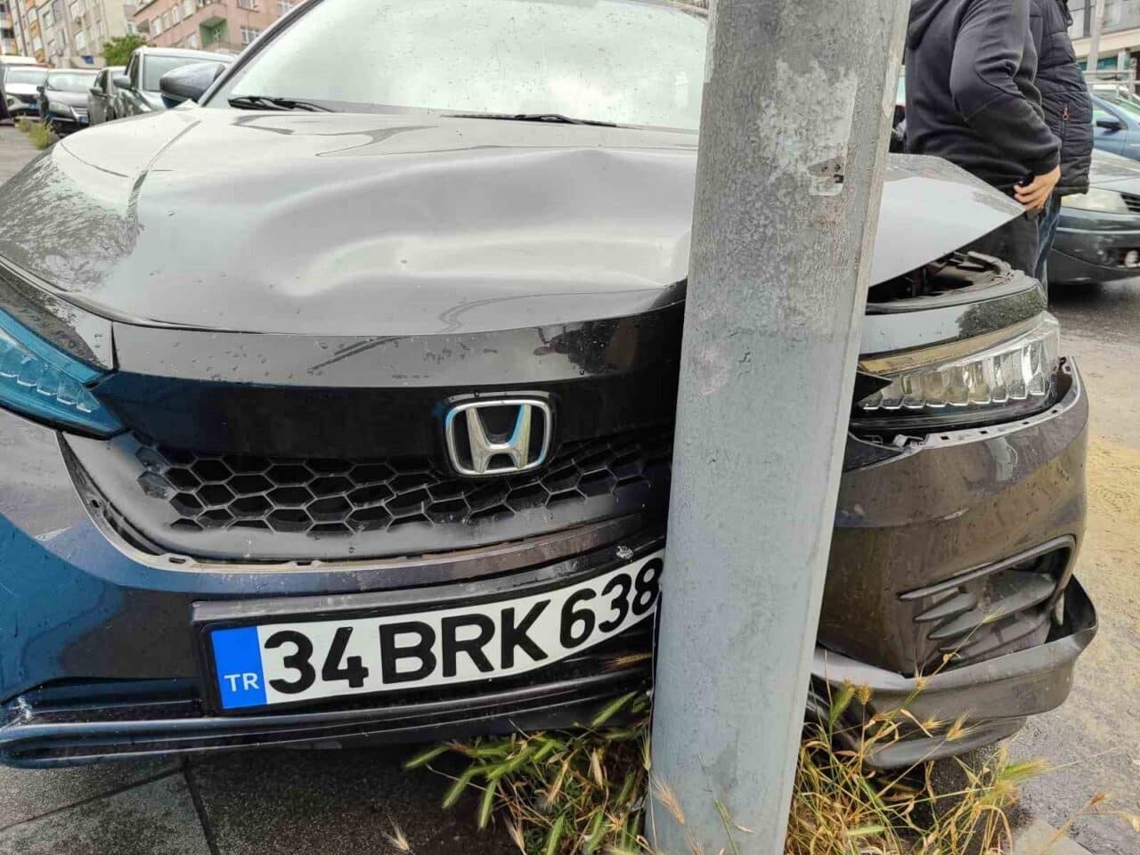 Bayrampaşa’da yağmur nedeniyle kayganlaşan yolda kontrolünü kaybeden kepçe, park halindeki