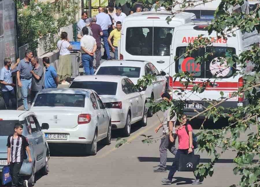 Diyarbakır'ın Bismil ilçesinde, Servet B. amcası Tevfik B.'yi belediye binasında