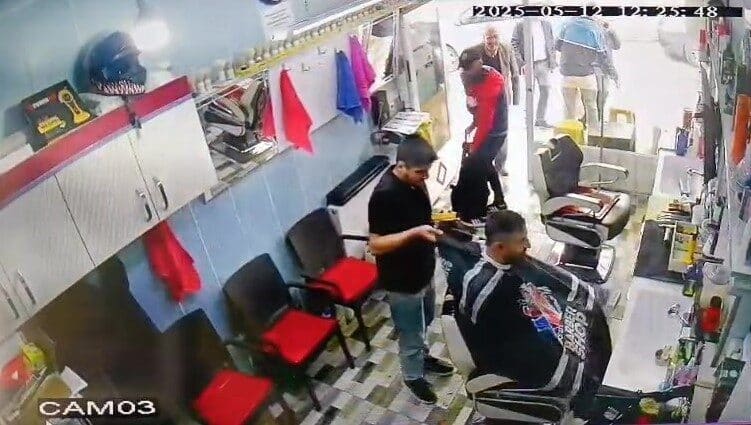 Amasya'nın Gümüşhacıköy ilçesinde berber Talha İrtegün, saç tıraşı sırasında 4,4