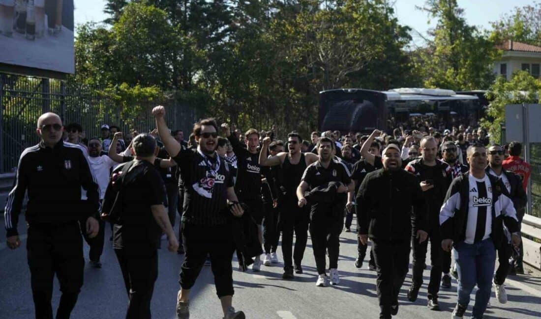 Beşiktaşlı Taraftarlar, Fenerbahçe Derbisini Ülker Stadyumu’ndan İzlemek Üzere Kadıköy’e Gitti Beşiktaş taraftarları, Fenerbahçe ile oynanacak derbiyi izlemek için Ülker Stadyumu'na