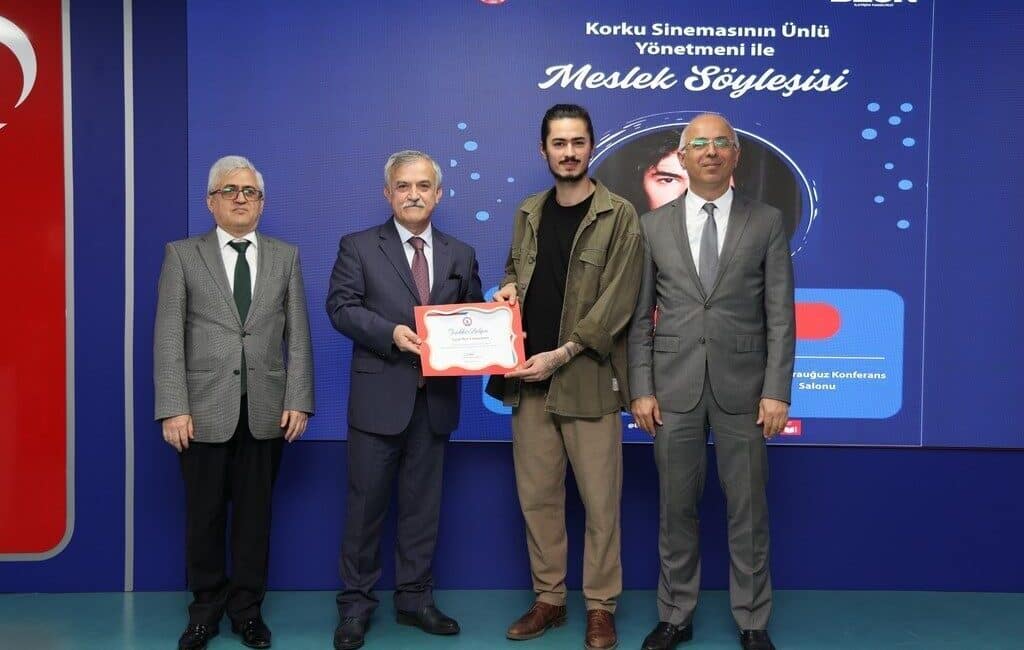 Zonguldak Bülent Ecevit Üniversitesi'nde düzenlenen söyleşide sinema yönetmeni Mert Uzunmehmet,