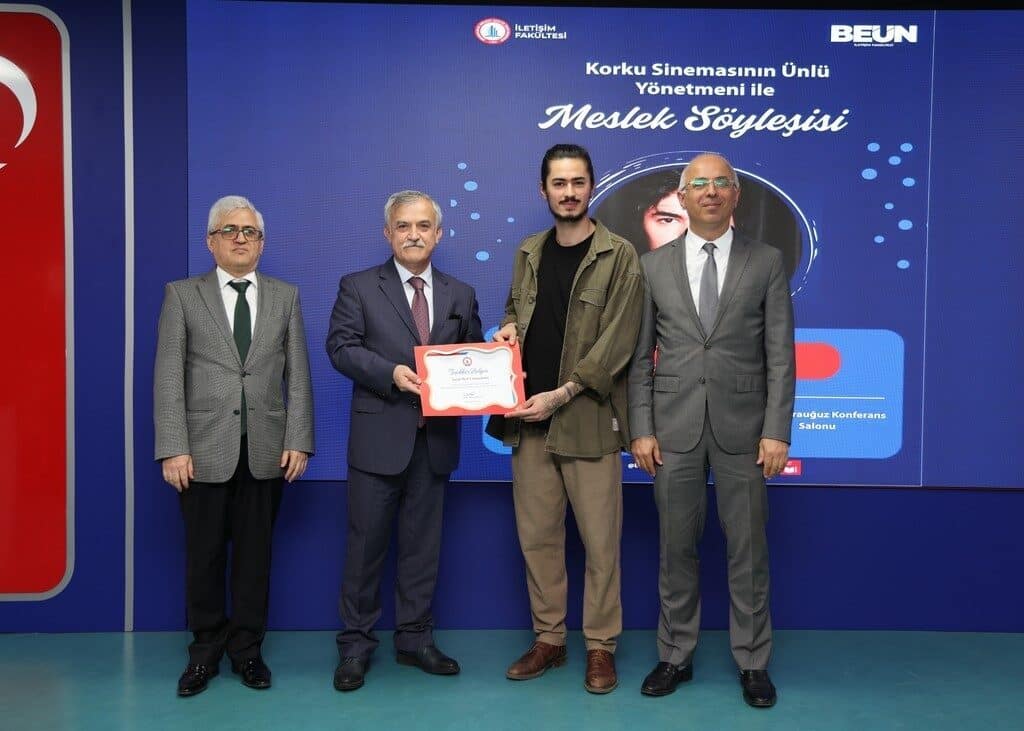 Zonguldak Bülent Ecevit Üniversitesi'nde düzenlenen söyleşide sinema yönetmeni Mert Uzunmehmet,