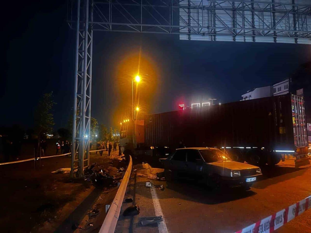 Beylikdüzü'nde kontrolden çıkan tır, karşı şeride geçerek bir otomobile ve
