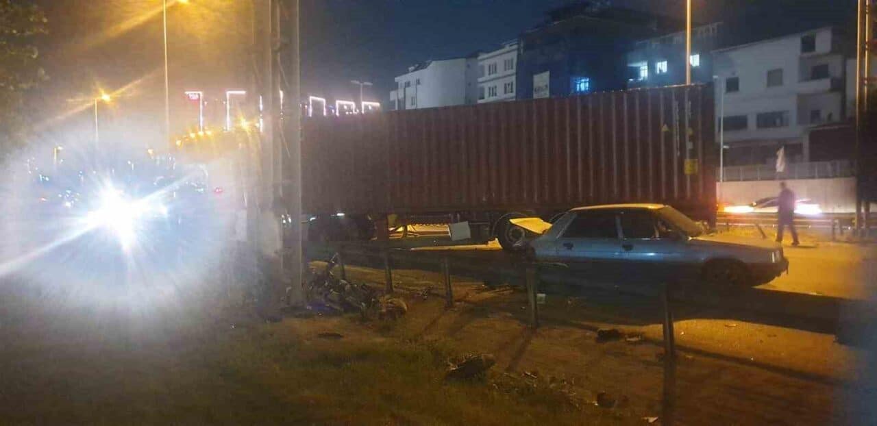 Beylikdüzü Liman Yolu'nda kontrolden çıkan bir tır, karşı şeride geçerek