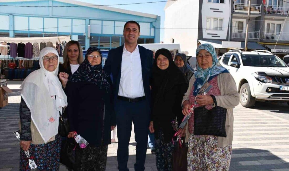 Beylikova Belediyesi Anneler Günü’nde Bin Çiçekle Anneleri Mutlu Etti Beylikova Belediyesi, Anneler Günü etkinliği kapsamında 1000 çiçek dağıttı. Belediye