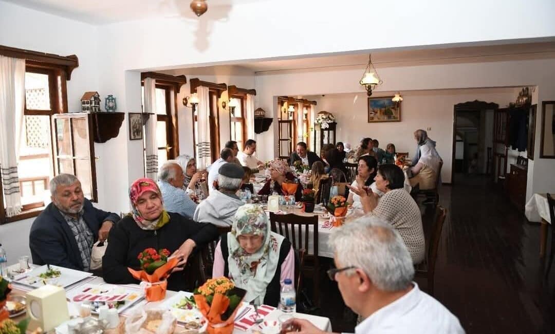 Beypazarı’nda Şehit Anneleri İçin Anlamlı Anneler Günü Kahvaltısı Düzenlendi Beypazarı'ndaki Anneler Günü etkinliğinde, şehit anneleri tarihi Taşmektep'te bir araya