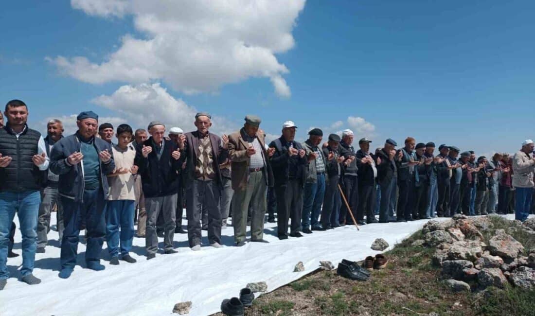 Beypazarı’nda Kuraklık Nedeniyle Vatandaşlar Yağmur Duası Etti Ankara'nın Beypazarı ilçesinde, ilkbaharın kurak geçmesi nedeniyle vatandaşlar yağmur duası