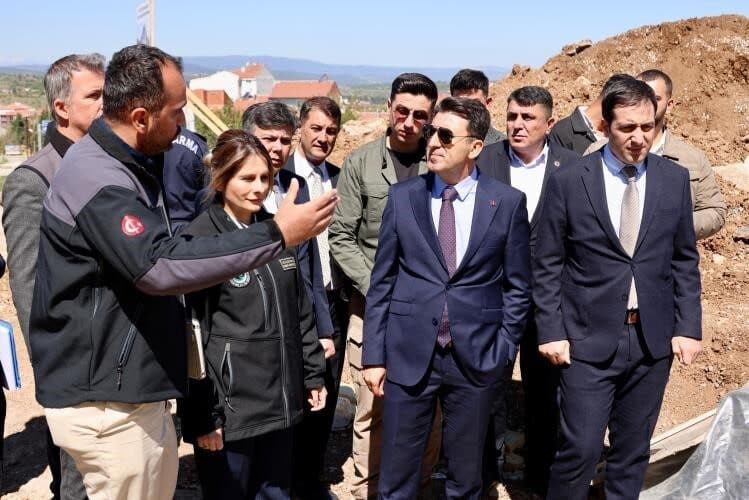 Bilecik Valisi Şefik Aygöl, Söğüt-İnhisar il özel idaresi şantiyesinde incelemelerde