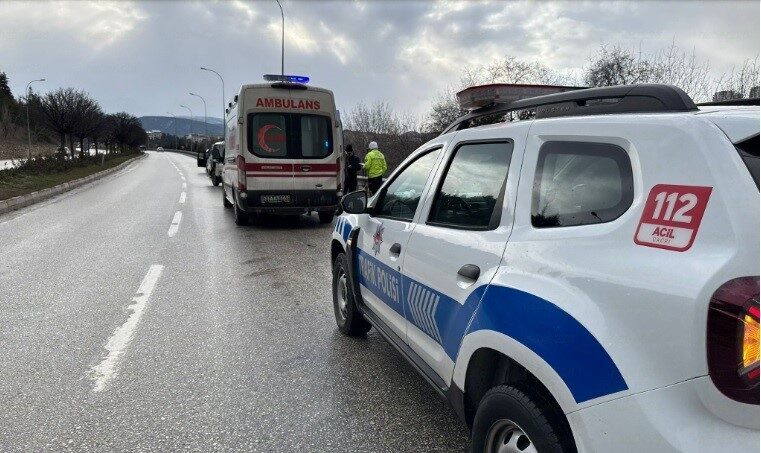 Bilecik’te motosiklet kazasında sürücü yaralandı; olay yerine acil servis ekibi sevk edildi. Bilecik'te TOKİ yönünde ilerleyen Emre Ç., kullandığı 11 ACJ 647