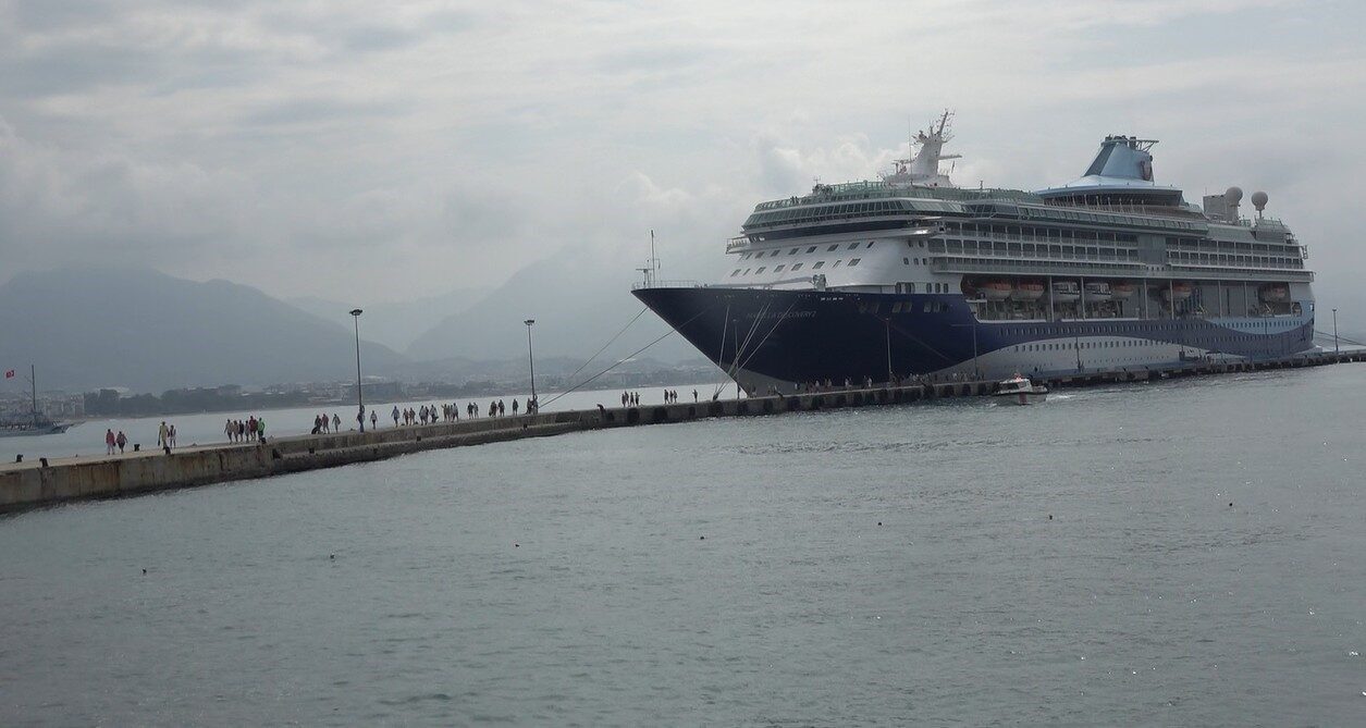 Antalya'nın Alanya ilçesine, Bahama bayraklı "Marella Discovery 2" kruvaziyer gemisi