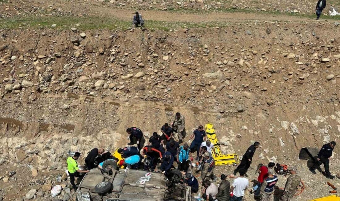 Bingöl merkez Sancak yolunda, 64 KP 276 plakalı otomobilin dereye
