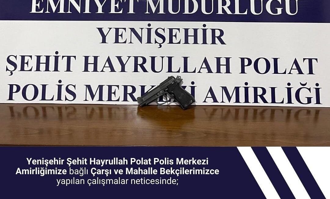 Bingöl’de polis operasyonunda ruhsatsız tabanca ve şarjör bulundu Bingöl’de, Yenişehir Şehit Hayrullah Polat Polis Merkezi ekipleri, yaptıkları operasyonda