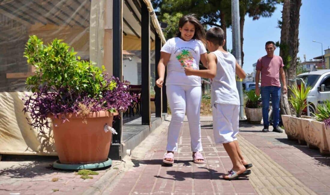 Antalya'nın Kepez ilçesinde fırıncı Yusuf Aytar, dükkanının önüne çizdiği seksek