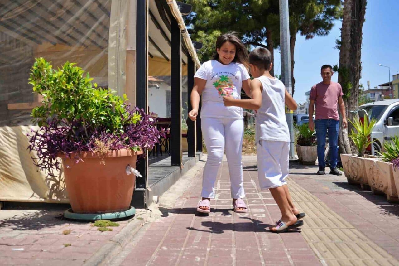Antalya'nın Kepez ilçesinde fırıncı Yusuf Aytar, dükkanının önüne çizdiği seksek