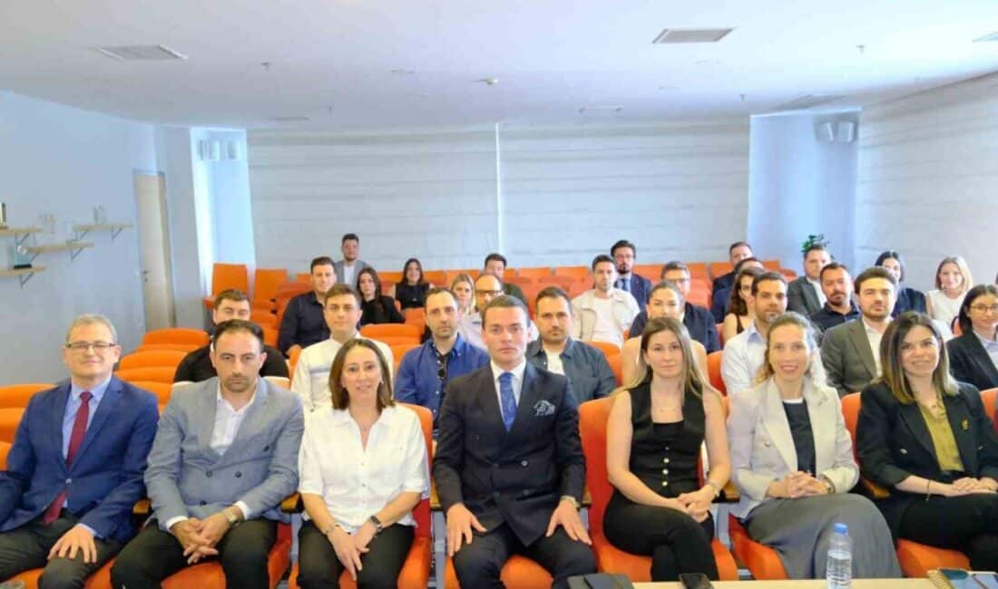 İzmir'de EGİAD'ın düzenlediği "Birleşik Krallık İş ve Yatırım Fırsatları" seminerinde,